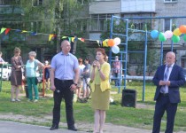 Надежда Мельникова поздравила жителей Ленинского района с Днем соседей