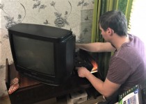 Станислав Прокопович подарил ТВ-приставки ветеранам