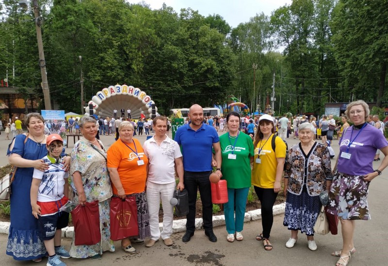 Владимир Поддымников-Гордеев принял участие в высадке цветов в парке «Щвейцария»