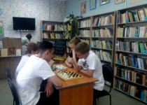 ТОС поселка Мосотряд организовал в библиотеке им.Радищева турнир по шашкам