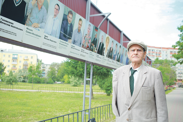 Заслуженный ветеран Нижегородской области Михаил Цвик поблагодарил Дмитрия Барыкина за депутатский прием