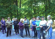 Новые участники группы здоровья по скандинавской ходьбе продолжили обучение в парке «Дубки»