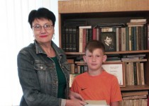 Три многодетные семьи получили школьные принадлежности