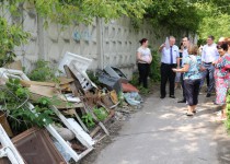 Николай Сатаев помог жителям улицы Путейской добиться вывоза мусора с придомовой территории