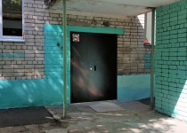 Владимир Амельченко помог установить дверь в детском саду №14