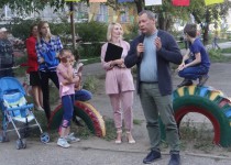 Карим Ибрагимов помог отремонтировать детские площадки на улицах Борской и Героя Васильева