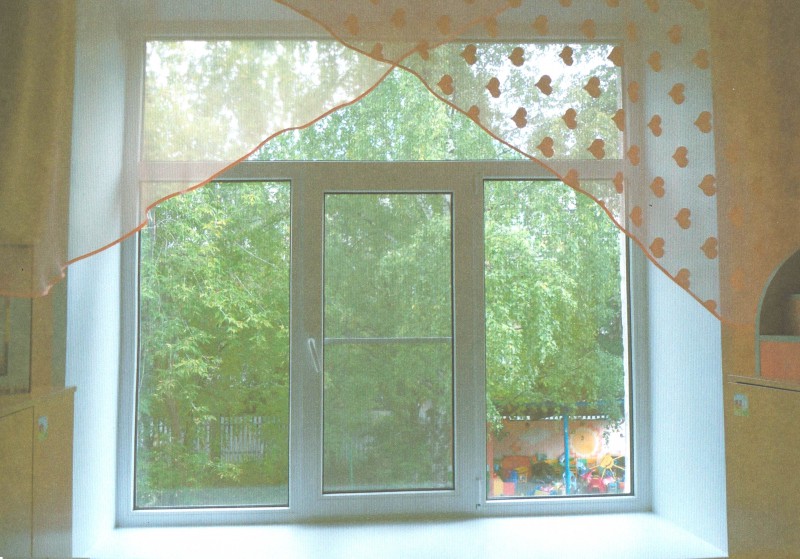 Роман Буланов помог установить оконный блок в детском саду №411