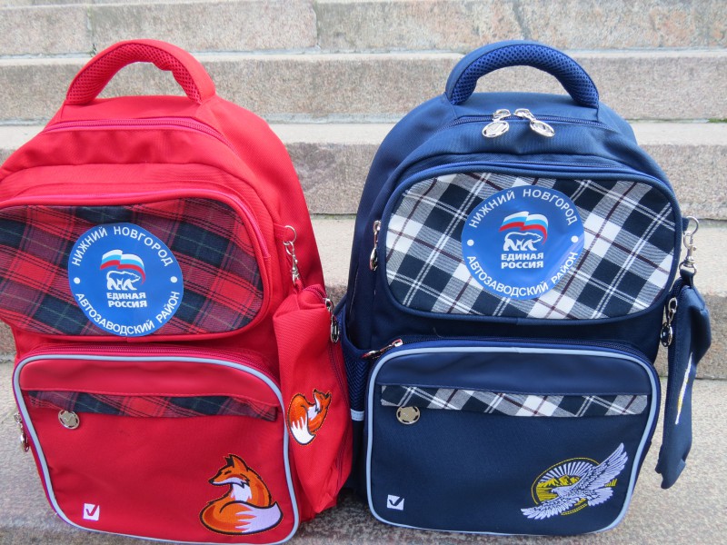 Школьные ранцы с канцтоварами вручены будущим первоклассникам от Василия Пушкина