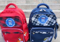 Школьные ранцы с канцтоварами вручены будущим первоклассникам от Василия Пушкина