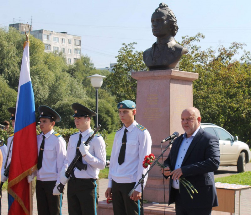 Андрей Дранишников принял участие в празднике в честь Дня государственного флага