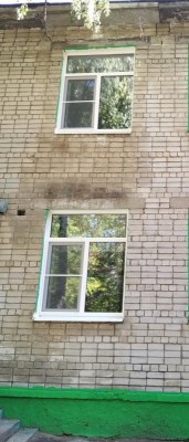 Владимир Амельченко помог заменить аварийные окна в детском саду № 77