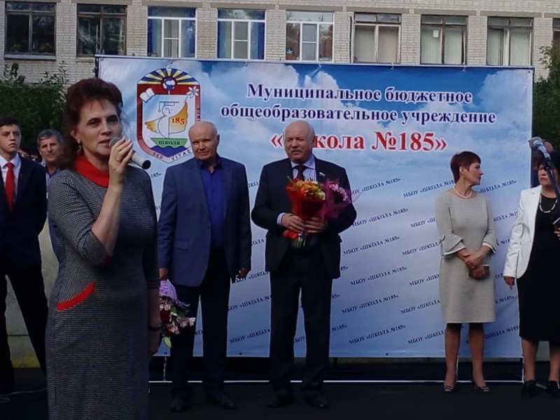 Надежда Мельникова поздравила школьников и педагогов Ленинского района с Днем знаний