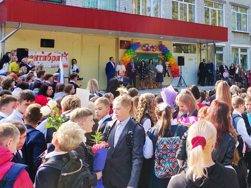 Юрий Яшенков поздравил педагогов и школьников округа с Днем знаний