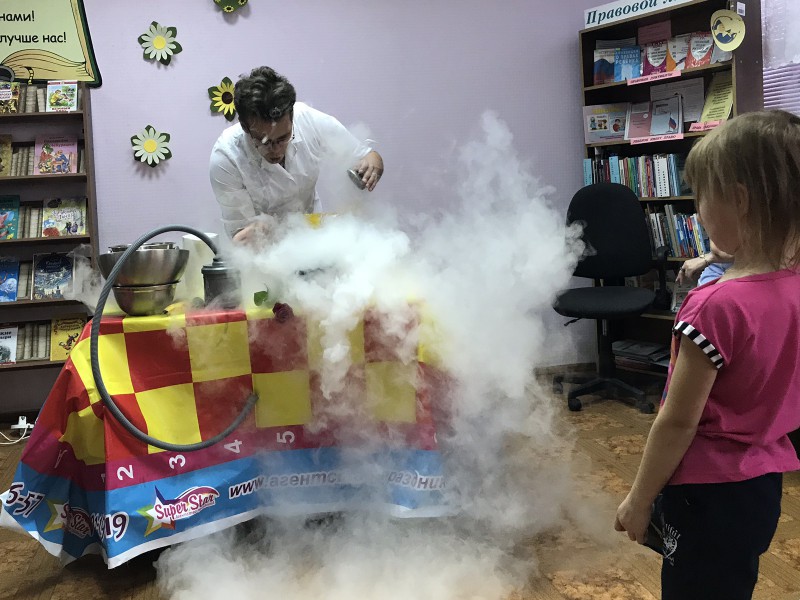 Станислав Прокопович организовал «Химическое шоу» для самых активных читателей детской библиотеки