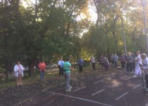 Жители ТОС Б. Корнилова продолжают заниматься скандинавской ходьбой