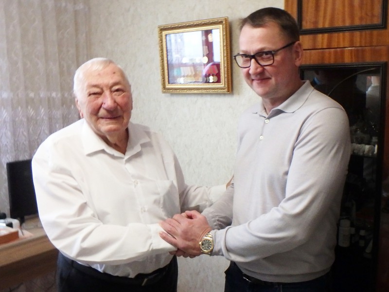 Роман Буланов поздравил ветерана Ивана Яковлевича Завацкого со столетием