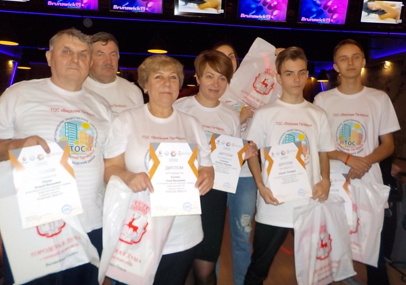 Ольга Балакина поддержала команду ТОС «Верхние Печеры» в соревнованиях по боулингу