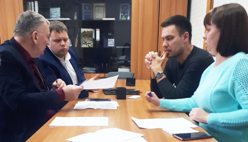 Николай Сатаев помог пожилой жительнице округа разобраться в коммунальных платежах