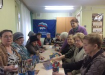 В  ТОС Нартова проведено занятие по изобразительному искусству. Жители рисуют «Осенний вечер».