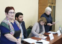 Жительницы микрорайона «Ленгородок» получили поздравления с Днем матери от Дмитрия Барыкина