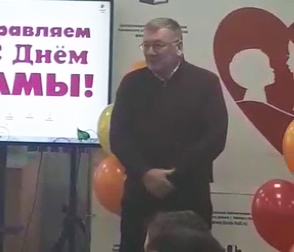 Николай Сатаев поздравил жительниц микрорайона «Сортировочный» с Днем матери