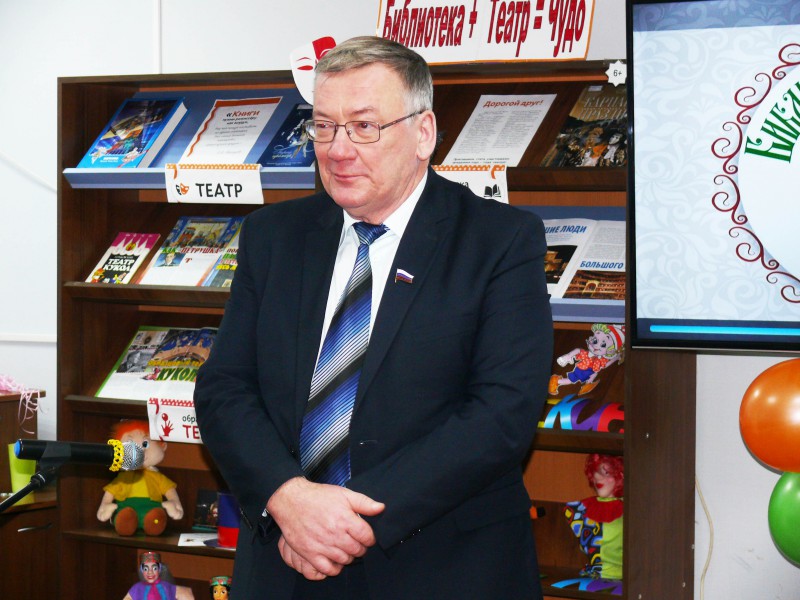 Николай Сатаев поздравил детскую библиотеку им. А. Гайдара со столетием