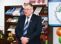 Николай Сатаев поздравил детскую библиотеку им. А. Гайдара со столетием