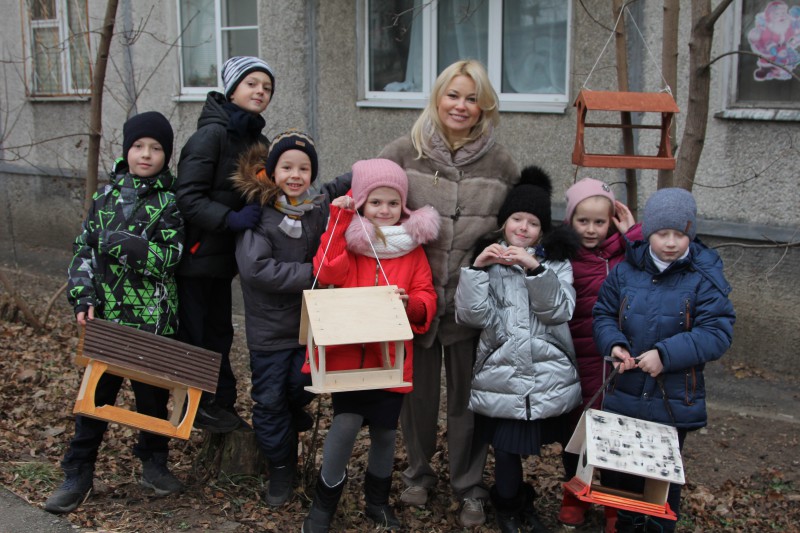 Анна Татаринцева провела экологическую акцию по установке кормушек для птиц в Нижегородском районе