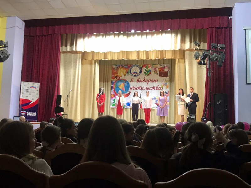 Евгений Костин поощрил педагогов Сормовского района за участие в конкурсе «Я выбираю учительство»