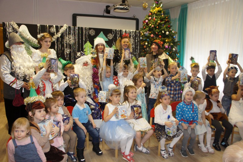 Анна Татаринцева подготовила новогодние подарки для детей из малообеспеченных семей Советского района