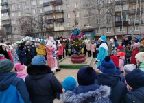 Владимир Аношкин предоставил новогодние подарки для дворовой елки в округе