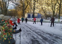 Жители ТОС Б. Корнилова занимаются скандинавской ходьбой