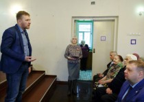 Максим Жук вручил юбилейные медали ветеранам войны и труженикам тыла Ленинского района