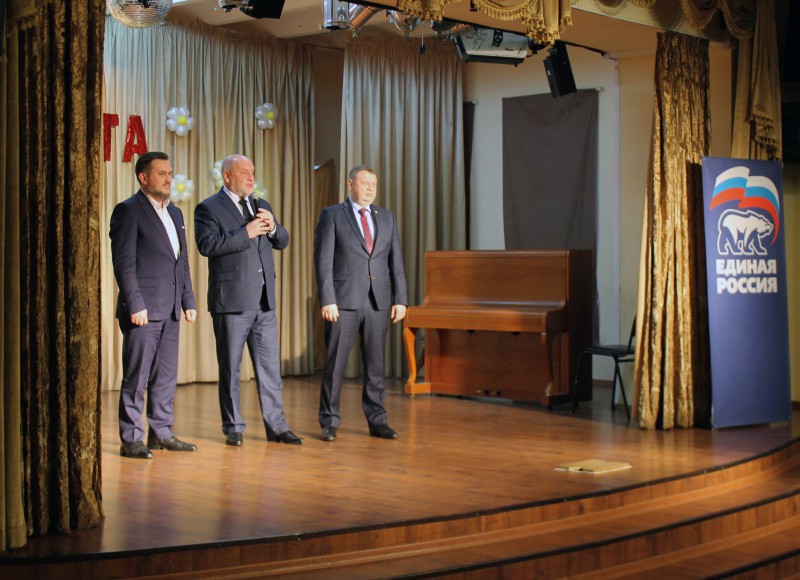 Андрей Дранишников поздравил женщин Ленинского района с 8 Марта