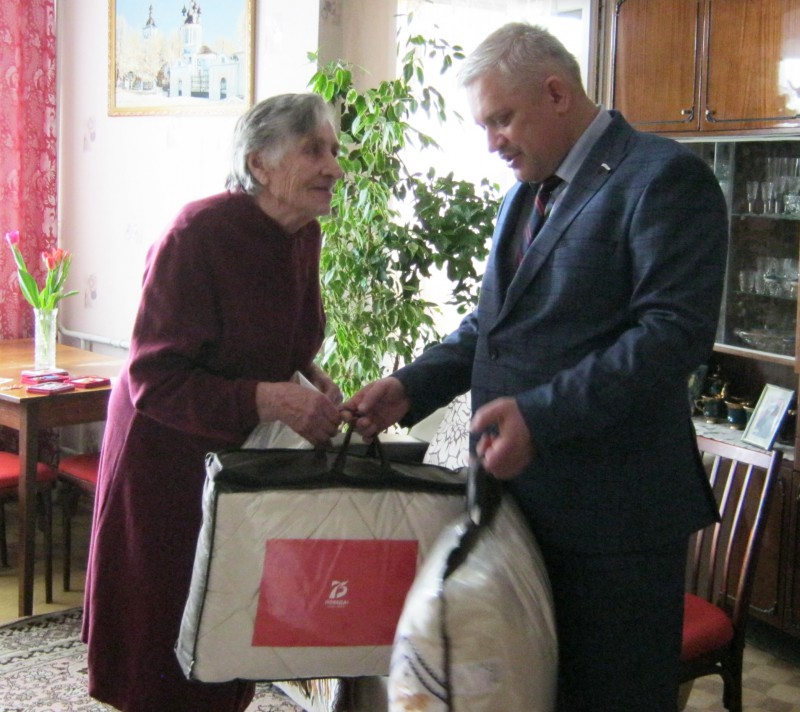 Александр Котельников вручил ветеранам избирательного округа №4 медали ко Дню Победы