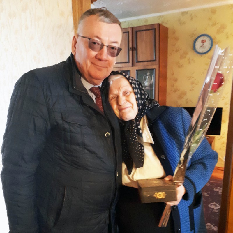 Николай Сатаев вручил ветеранам микрорайона «Сортировочный» юбилейные медали