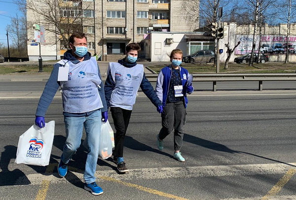 Станислав Прокопович оказал помощь в доставке продуктовых наборов семьям со школьниками