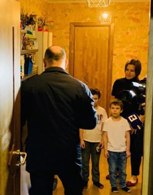 Владимир Поддымников подарил спортивный инвентарь одной из многодетных семей Приокского района