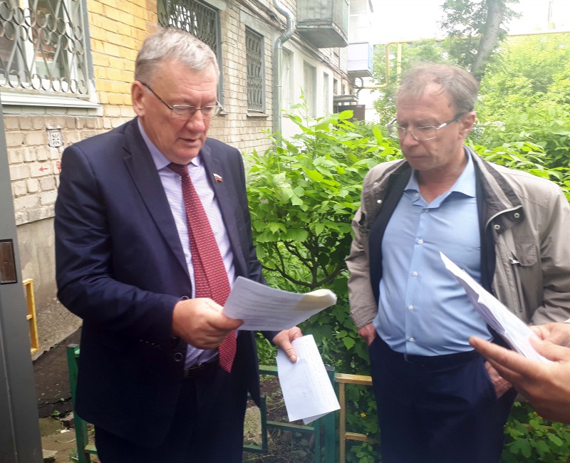 Николай Сатаев провел выездное совещание с жителями улицы Путейской