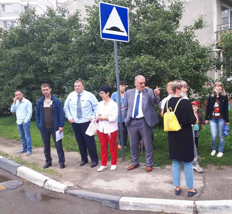 Жители улицы Лесной городок обратились к Николаю Сатаеву за помощью в решении вопроса с лежачими полицейскими