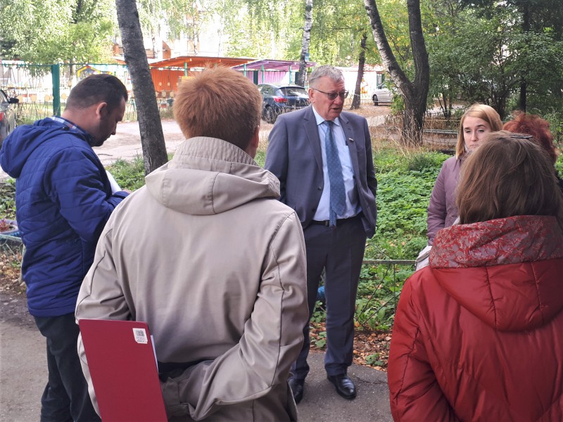 Николай Сатаев провел выездное совещание с жителями домов по улице Тепличная