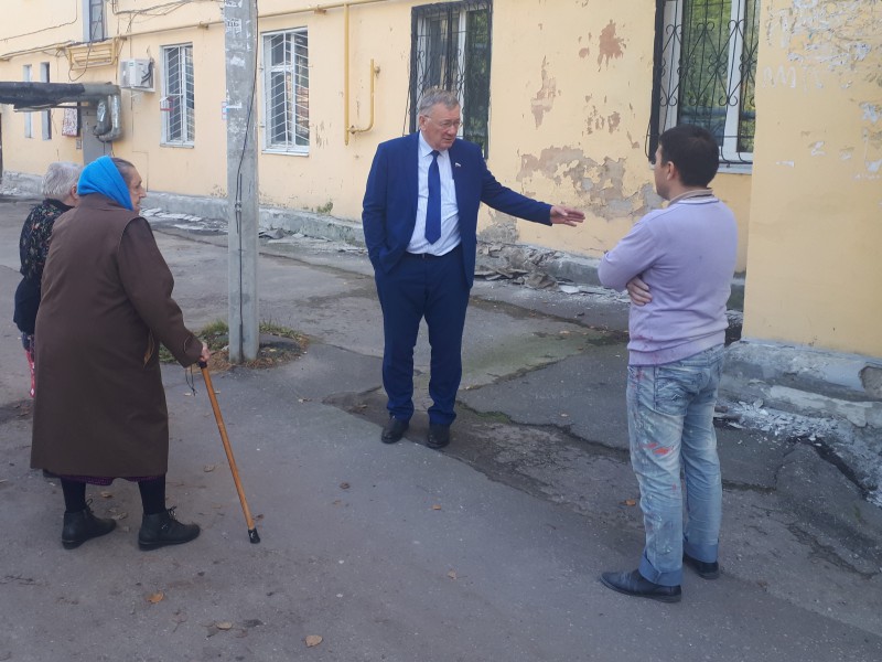 Николай Сатаев провел выездное совещание по ремонту цоколя дома на Гороховецкой улице