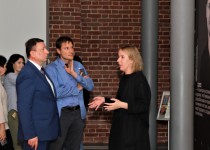 Олег Лавричев осмотрел техно-арт-выставку «Инжиниринг как искусство»