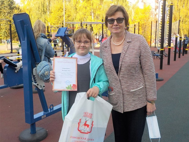 Ольга Балакина приняла участие в открытии детской площадки в Верхних Печерах