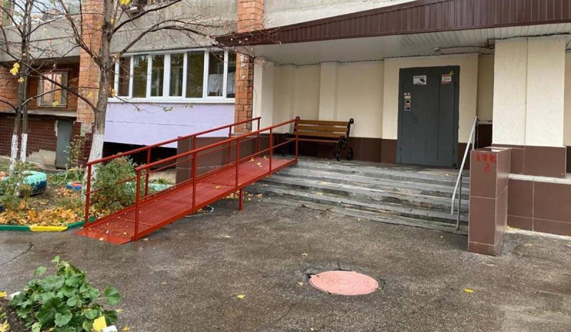 Михаил Иванов помог установить пандус для инвалида-колясочника