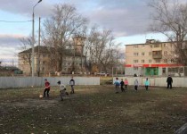 Товарищескую встречу по футболу провели в ТОС №15 микрорайона «Доскино»