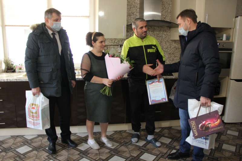 Станислав Прокопович поздравил с Днем матери семью, воспитывающую 15 детей