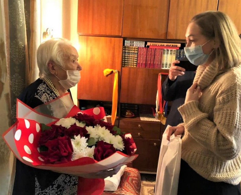 Михаил Иванов поздравил с 95-летием Евгению Нечаеву