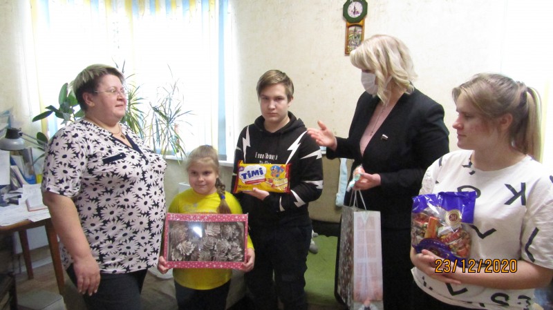 Юлия Мантурова поздравила многодетные семьи с наступающим Новым годом
