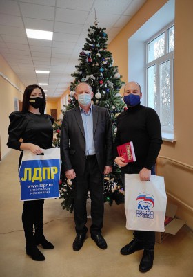 Владимир Поддымников-Гордеев поздравил с Новым годом работников социальной сферы Приокского района